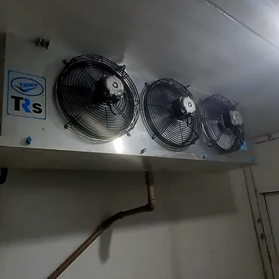 Evaporador instalado no teto de uma câmara fria