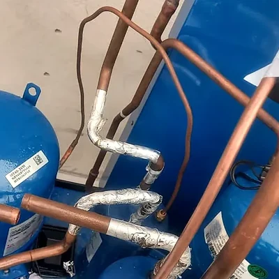 Compressores e tubulação de cobre de uma central de refrigeração