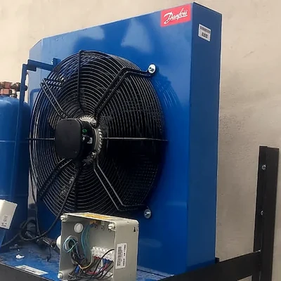 Unidade condensadora Danfoss montada e limpa