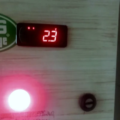 Controlador de refrigeração comercial com a lâmpada de alarme acesa