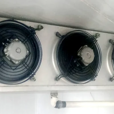 Evaporador de três ventiladores instalado em ambiente comercial