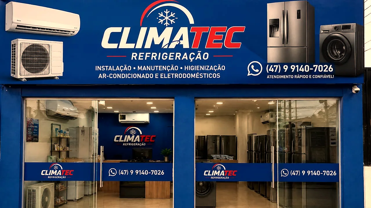 Fachada azul da loja da Climatec, com letreiro e vitrine voltada para a calçada
