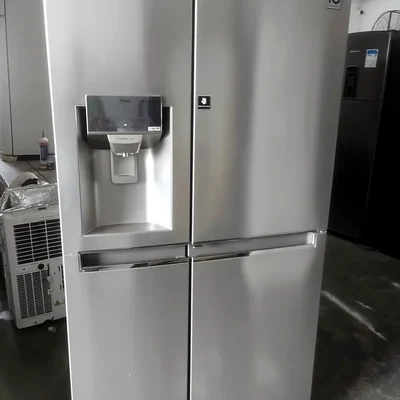 Refrigerador LG de quatro portas atendido em uma cozinha