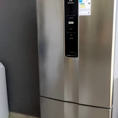 Geladeira inox de freezer inferior, atendida em casa