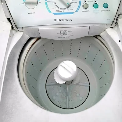 Tambor aberto de uma máquina de lavar durante o atendimento